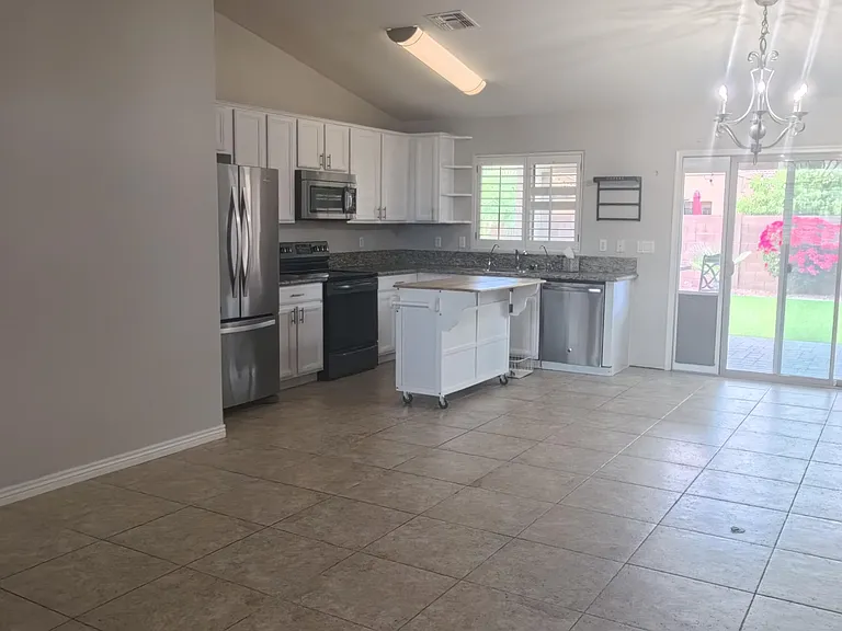 16624 W Saguaro Ln — Photo 8