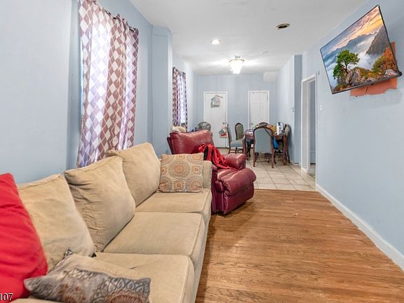 4th image of 256 Edmund Ave