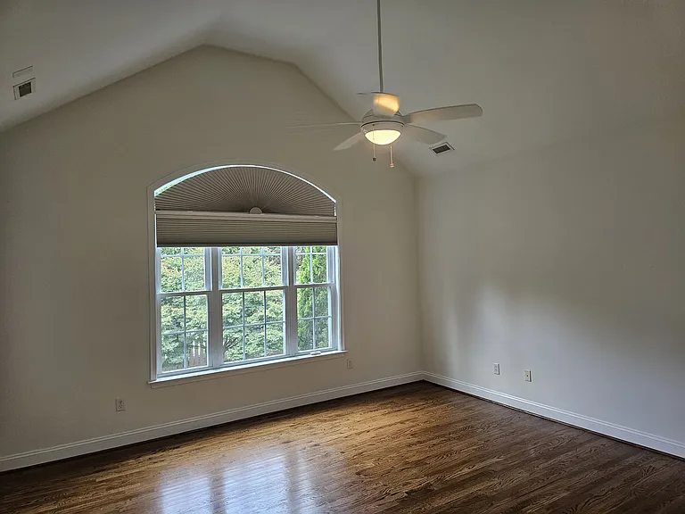 212 Medford Dr — Photo 11