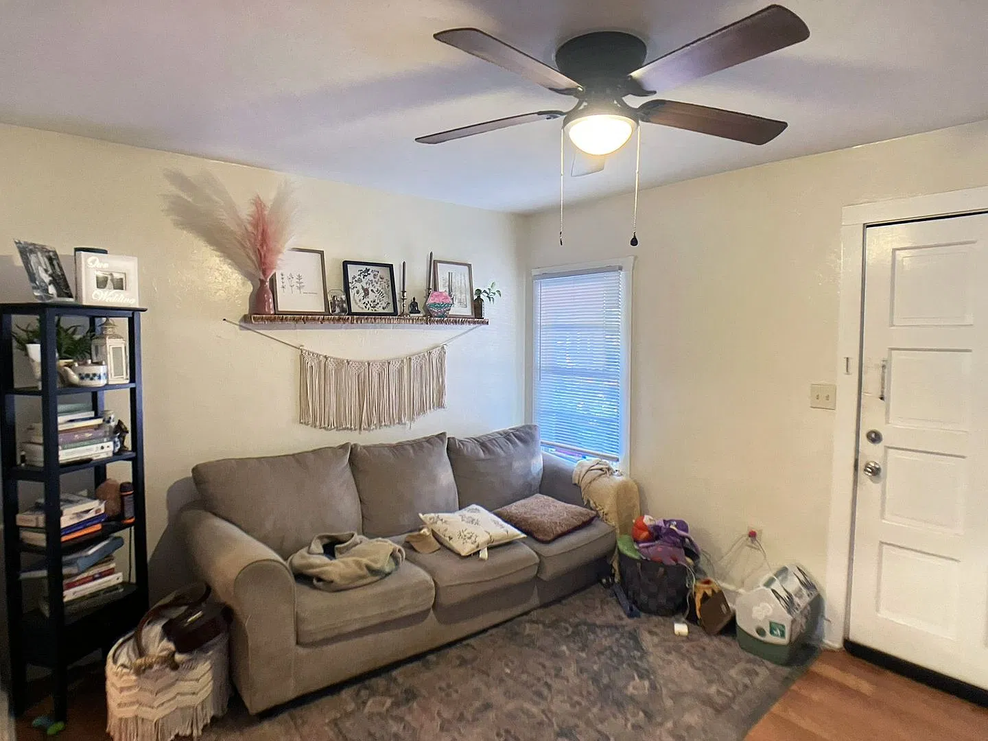 Lovely 2 Bedroom, 1 Bathroom Home (Huge Backyard) — Photo 3