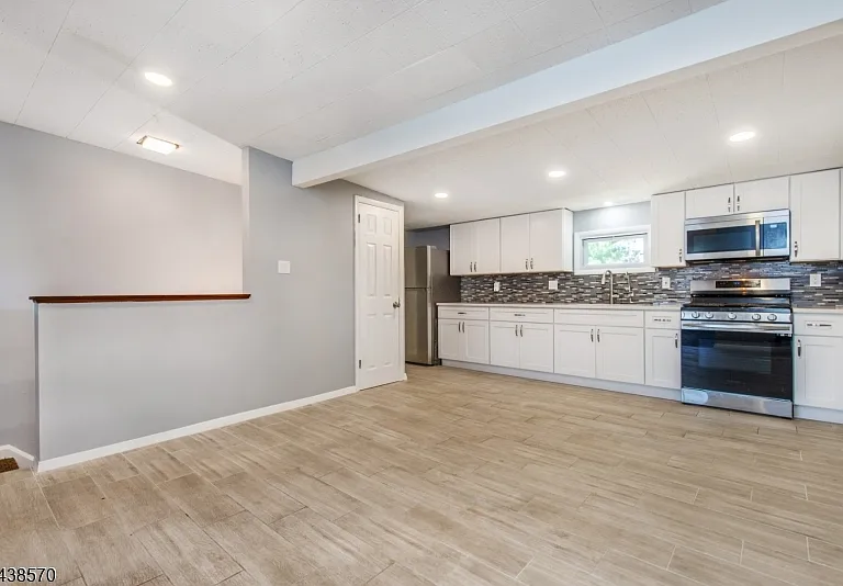 86 E 9th St #2 — Photo 4