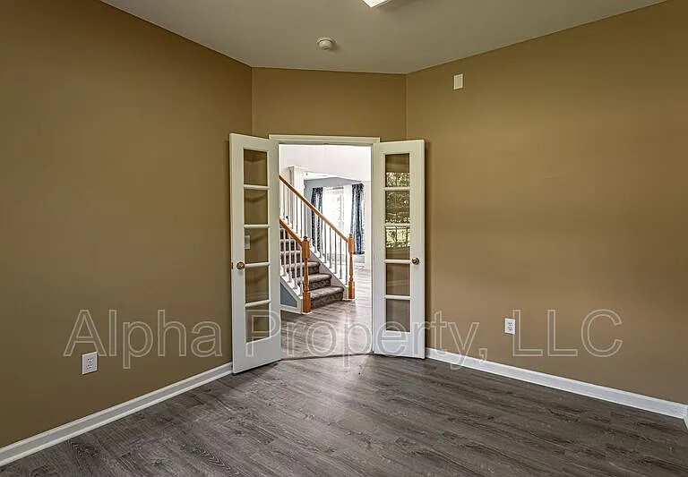 504 Collingsworth Ln — Photo 8