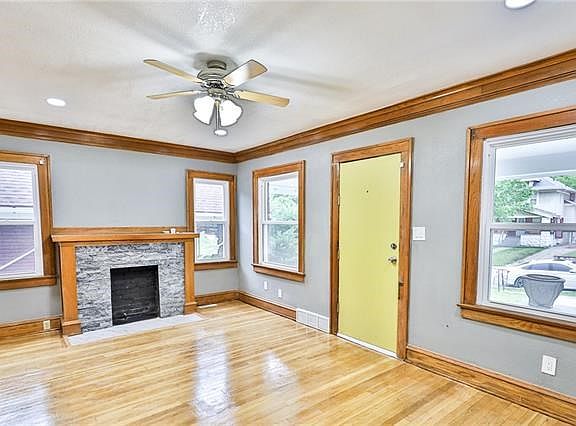 3rd image of 3327 Askew Ave