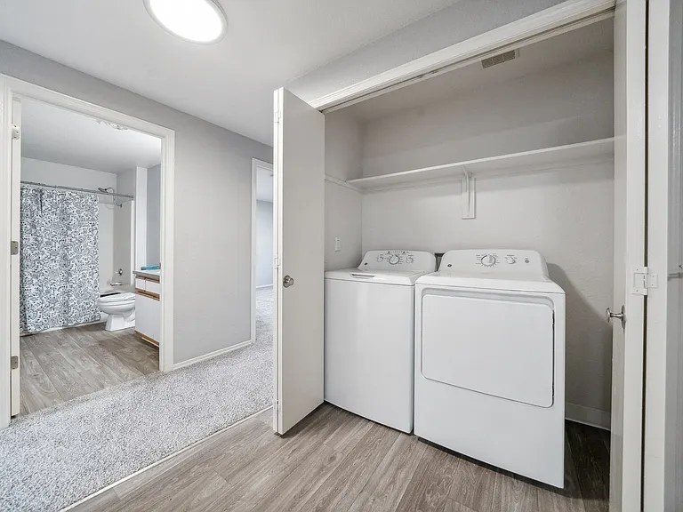 Crestbrook Apartments — Photo 17