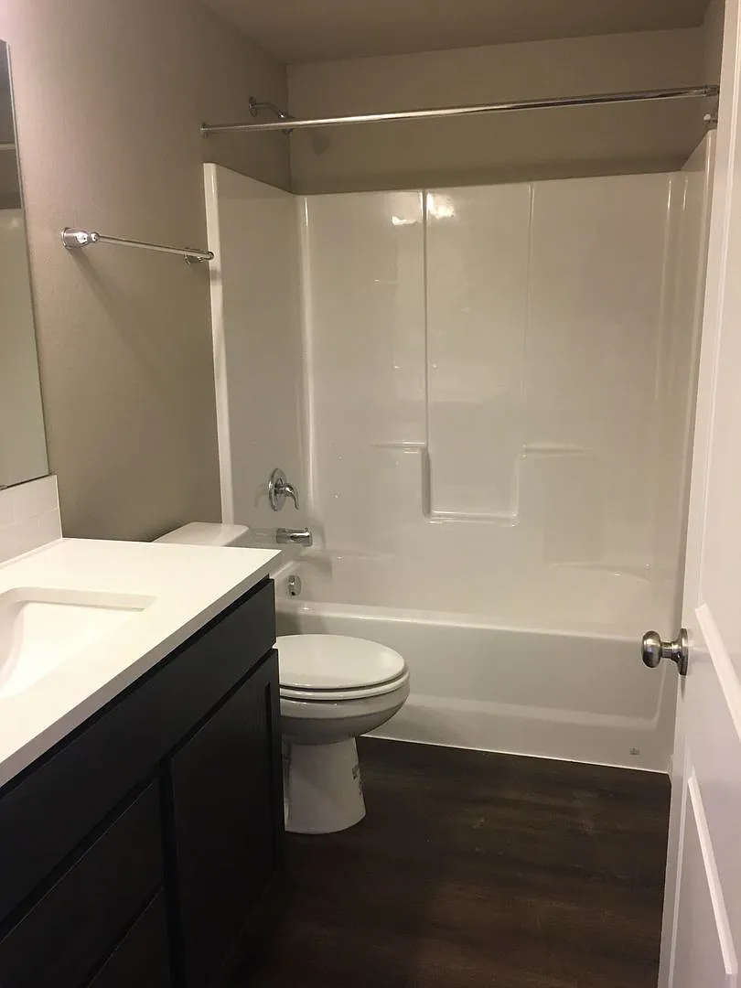 2 Bedroom / 1 Bathroom in SW Redmond Community — Photo 4