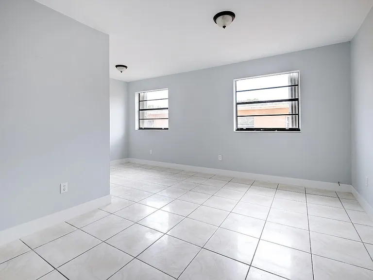 845 SW 4th St #7 — Photo 2