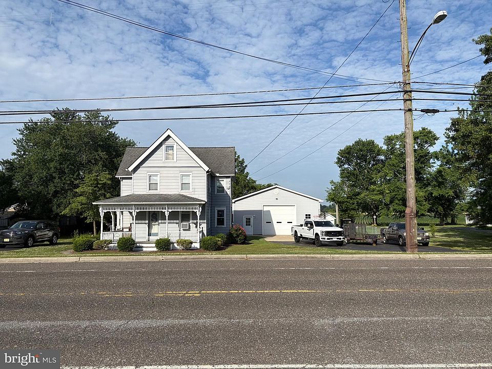 1st image of 909 Main St