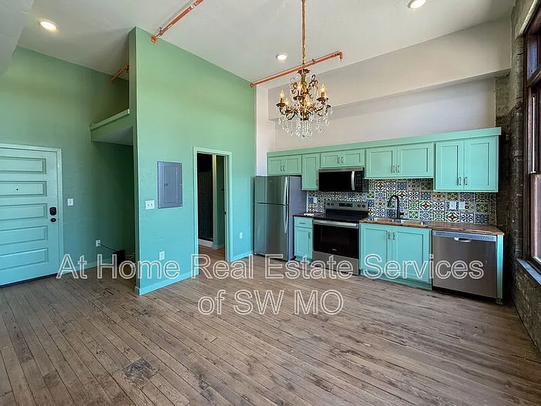 320 W Walnut St #201 — Photo 2