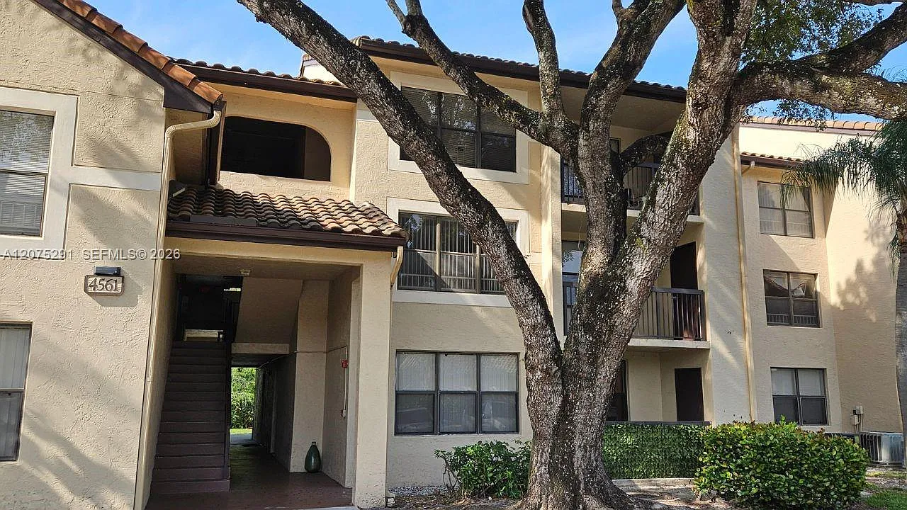 Palm Aire Gardens Condo — Photo 1