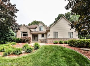 8564 Newport Dr, White Lake, MI