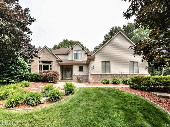 8564 Newport Dr, White Lake, MI 48386