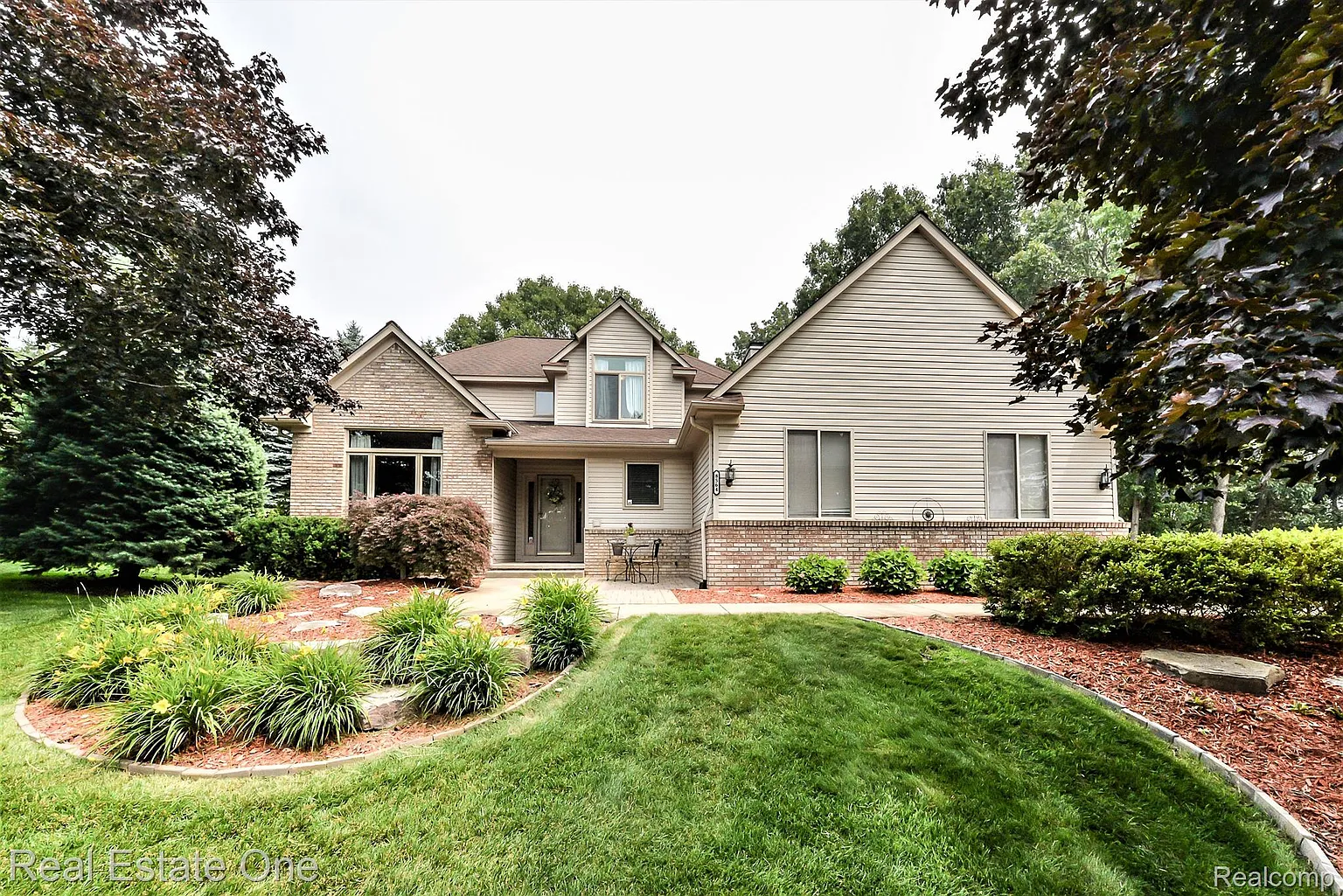 8564 Newport Dr photo 1