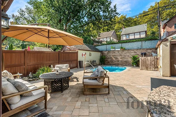 Sold by Forma New York LLC | media 32