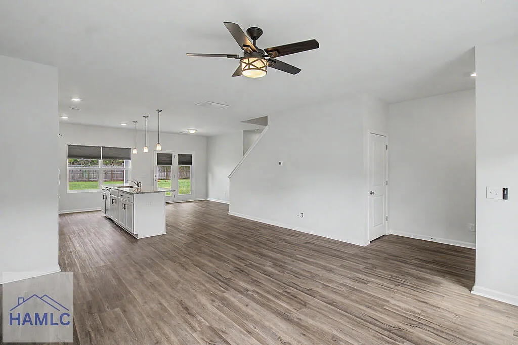 5 bed, 3.0 bath, 2447 sqft, $2,400 — Photo 3
