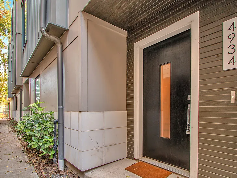 4934 Camdale — Photo 32