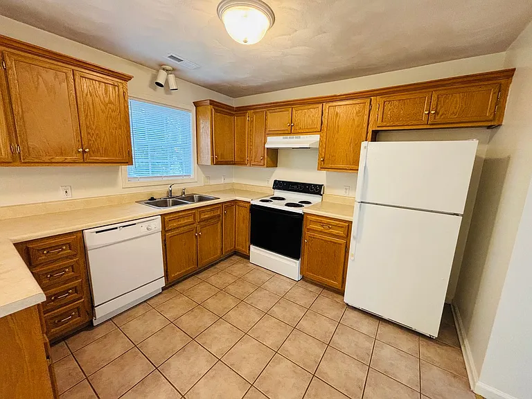 765 E Main St — Photo 3