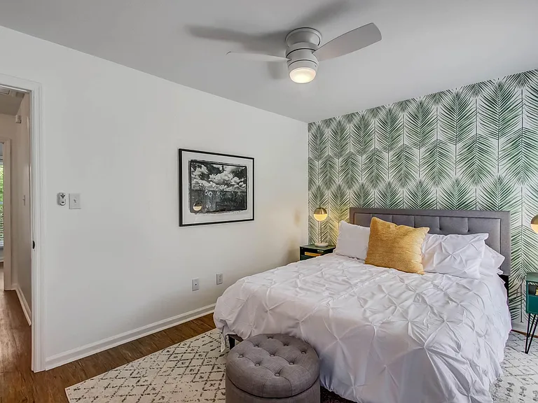516 E Charlton Ln — Photo 11