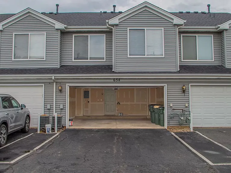 654 Lincoln Station Dr — Photo 23