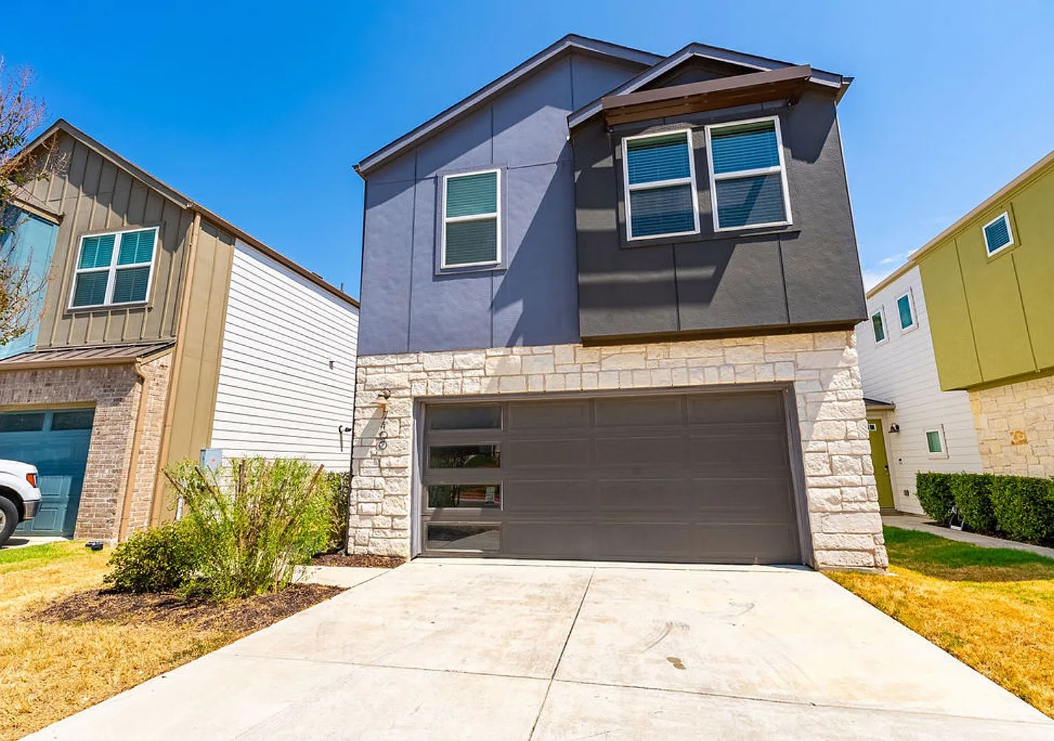 Beautiful 3 bedroom, 2.5 bathroom home in Southeast Austin — Photo 1