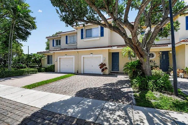 3 bed, 2.5 bath, 1684 sqft, $2,700 — Photo 2