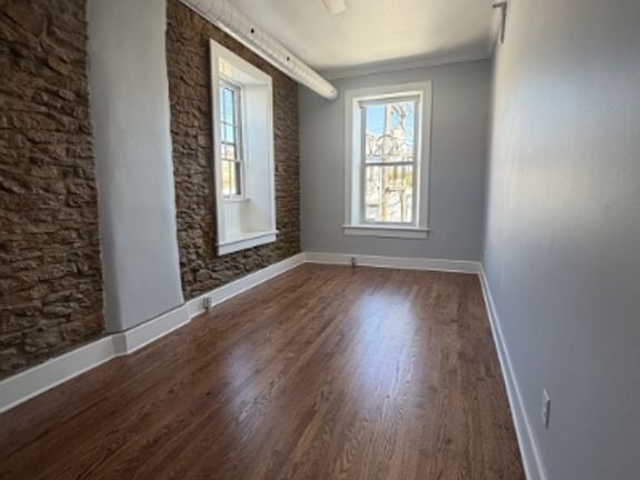 4th image of 816 Massachusetts St #B
