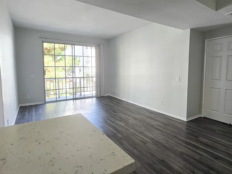 685 Kelton Ave — Photo 21