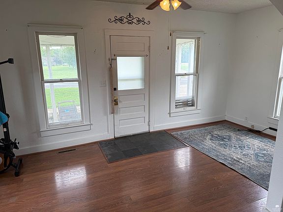 3rd image of 211 S Neosho St