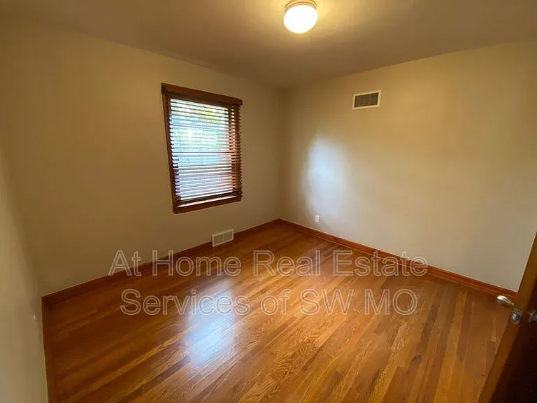 1526 S Kentwood Ave — Photo 10