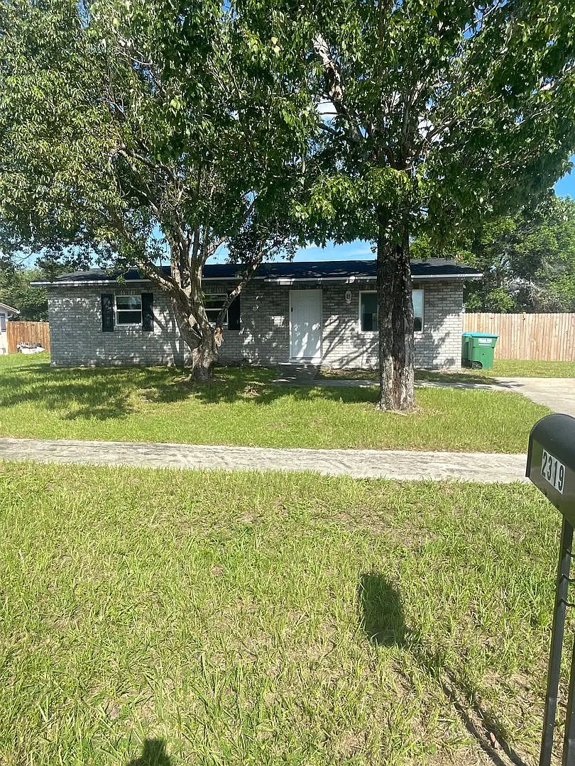 1st Month Free Rent 3 Bed 1 Bath Home | Pet Friendly | Fenced Yard | Washer Dryer Hook Ups | Sect... — Photo 1