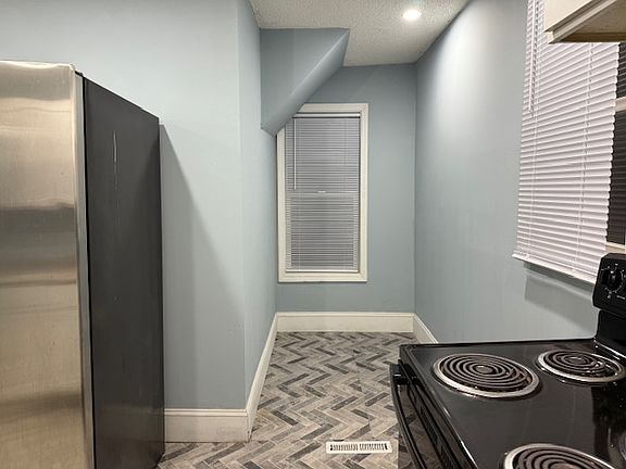 4th image of 442 Sherburne Ave #1