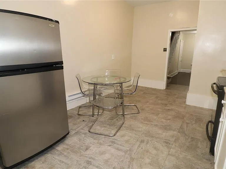 215 W Coal St — Photo 9