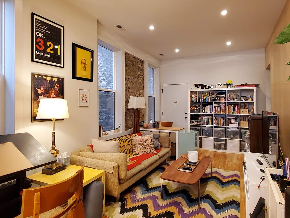 1st image of 1135 N Damen Ave APT 1R