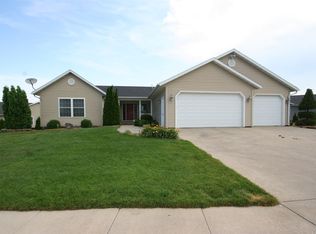 808 Hampton Dr, Williamsburg, IA