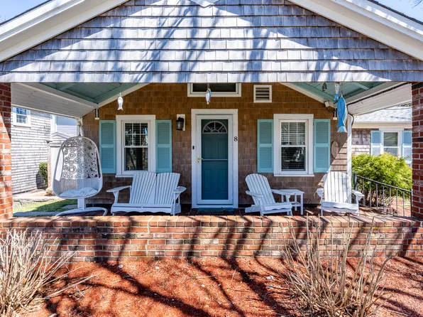 8 Quinsigamond Avenue, Falmouth, MA 02540