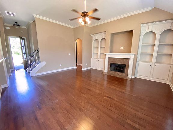4th image of 365 Riverdale Dr