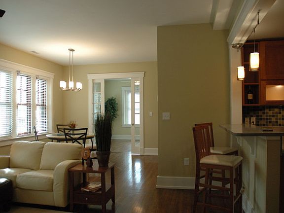 2nd image of 105 E Oak St