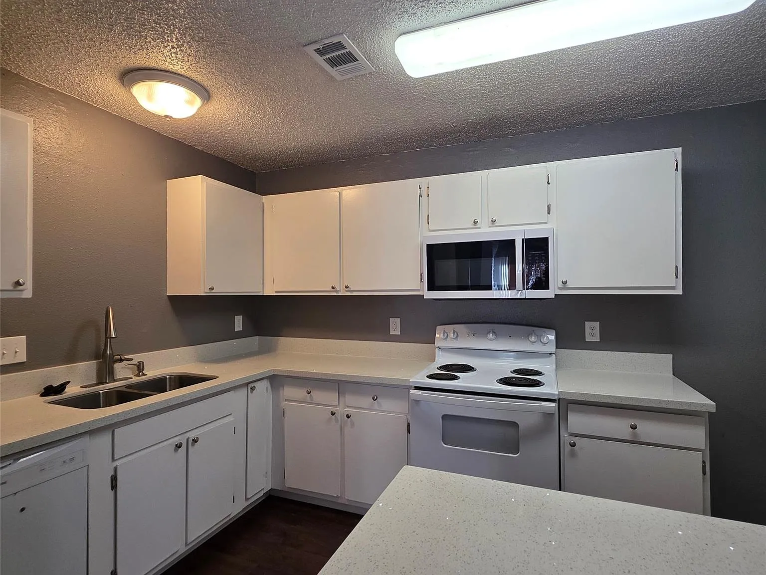 3 bed, 4.0 bath, 1162 sqft, $1,575 — Photo 3