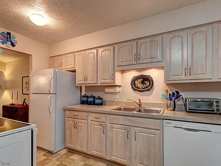 4458 Habersham Ln N #223 — Photo 10