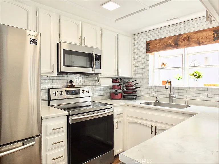 941 Elm Ave — Photo 10