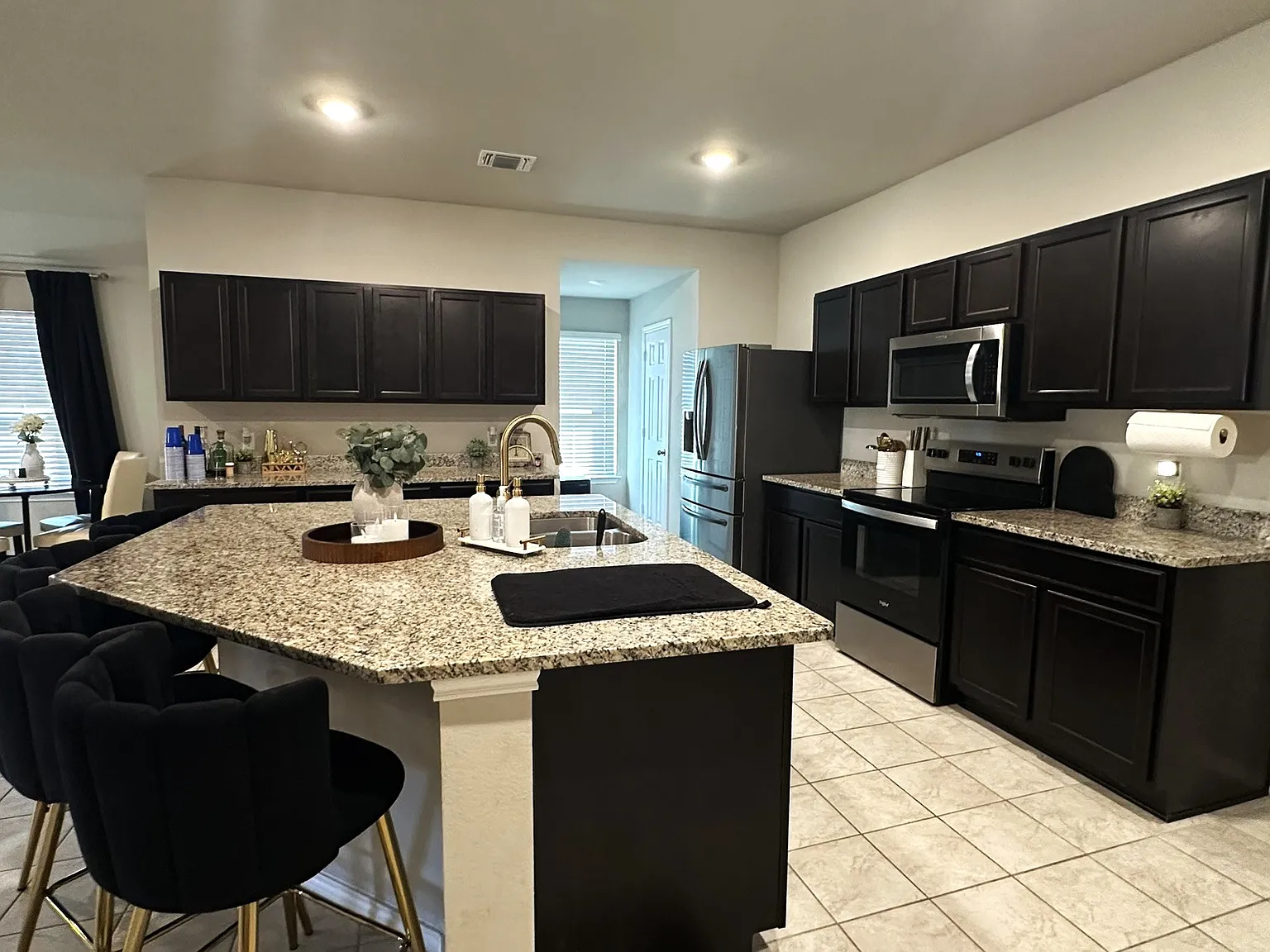4 bed, 2070 sqft, $2,195 — Photo 4
