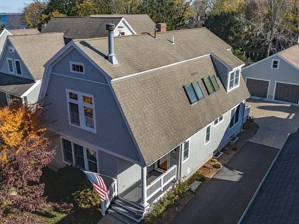 17 Harrison St #B, Newburyport, MA 01950