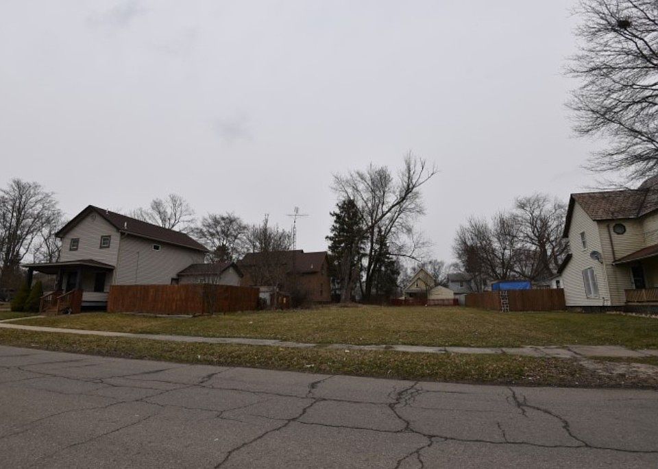 2nd image of 122 Maple St