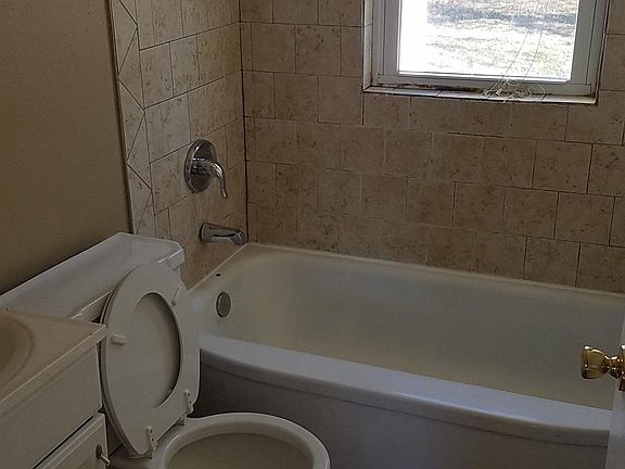 5th image of 10 Saint Martha Ct