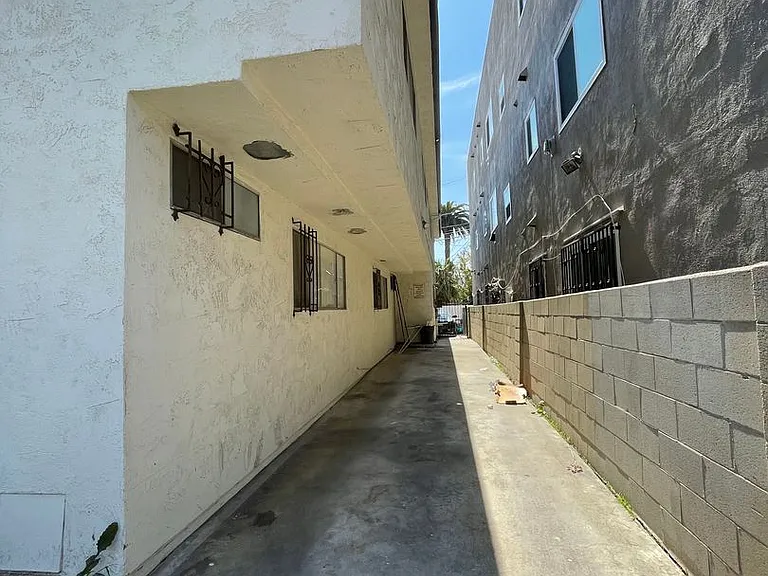 48 Westminster Ave — Photo 1