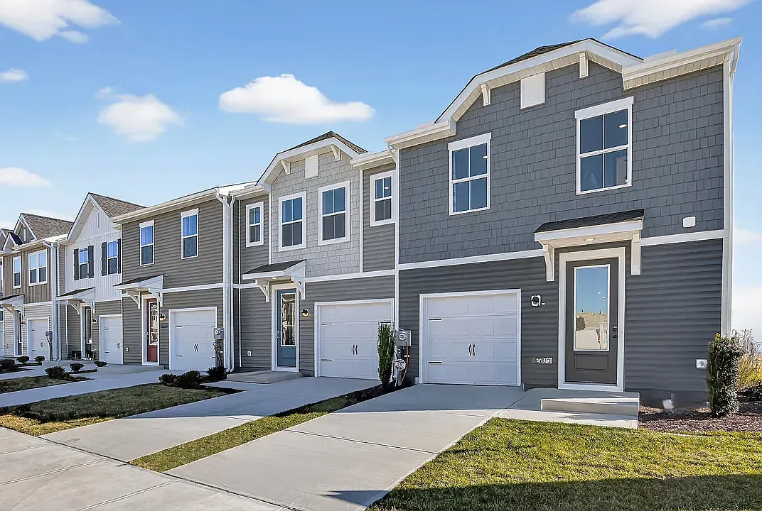 3 bed, 2.5 bath, 1600 sqft, $900 — Photo 2