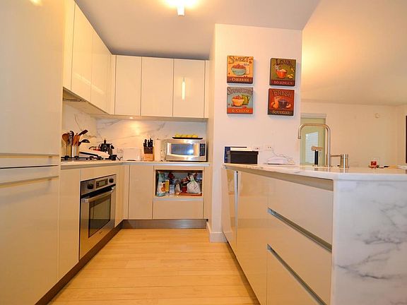 4th image of 322 W 57th St APT 33Q1
