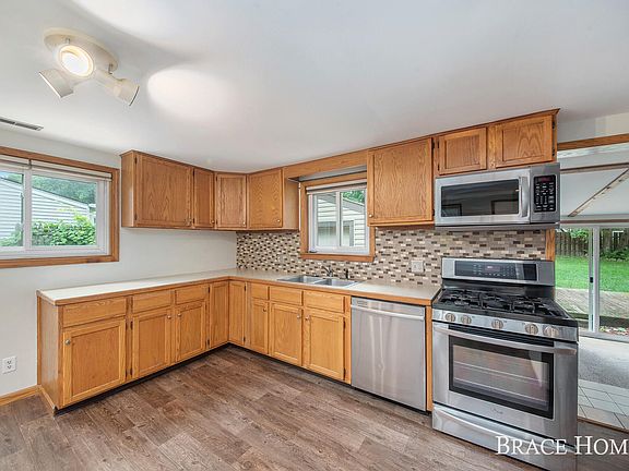 5th image of 1410 Dean St NE