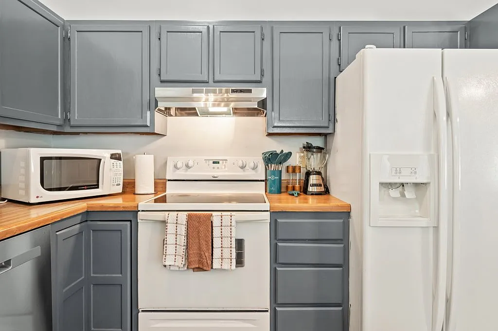 Franciscan Health Stay: Furnished 3-Bedroom with Garage, Pets Welcome — Photo 3