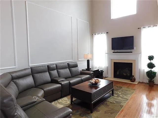6201 Valley Forge Dr — Photo 2