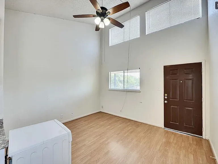 1010 W 23rd St #12 — Photo 5